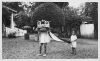 Thé Tjong-Khing met een van zijn zusjes verkleed als ‘barongsai’ (Chinese leeuw (1935-1936)